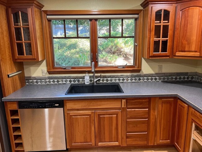 Building Photo - CUSTOM 3BD 2.5BA HARDWOOD FLOORS THROUGHOUT