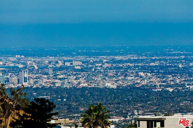 Building Photo - 2164 Sunset Plaza Dr
