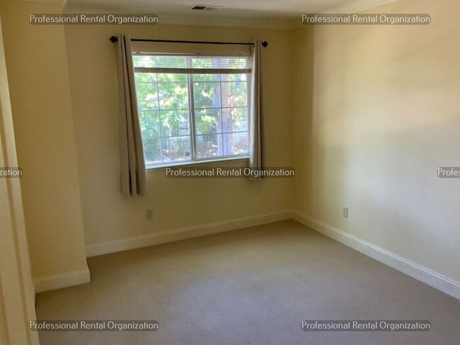 Building Photo - Beautiful Eastside 4 Bedroom, 3 Full baths in quiet neighborhood