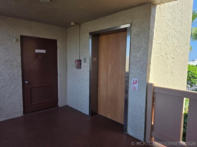 Building Photo - 2106 S Cypress Bend Dr