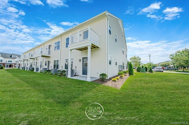 Building Photo - 725 Eastview Dr