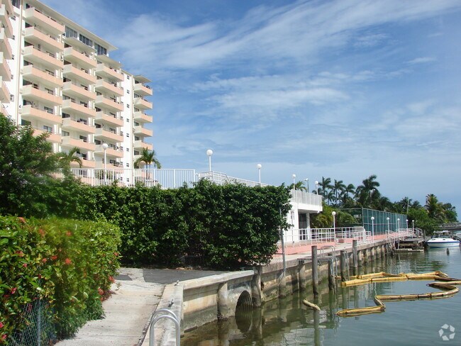 Building Photo - Bayshore Yacht & Tennis Club