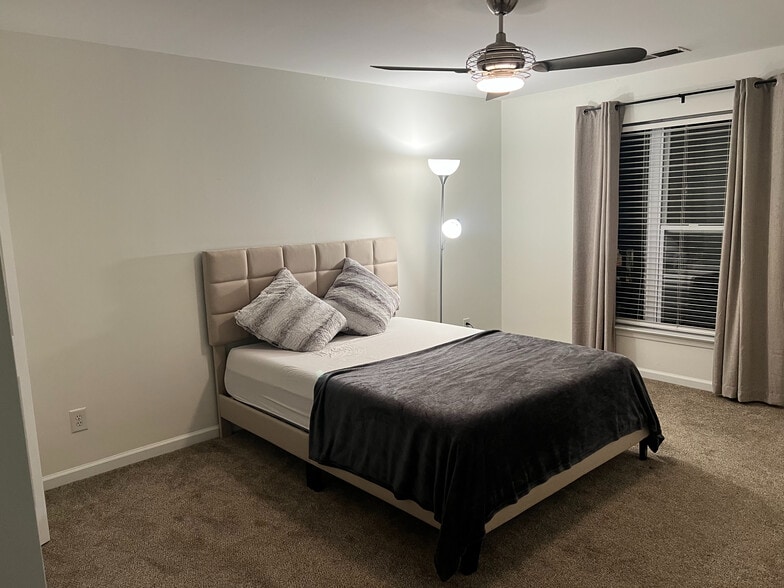 Building Photo - Room in Condo on Donatello Avenue