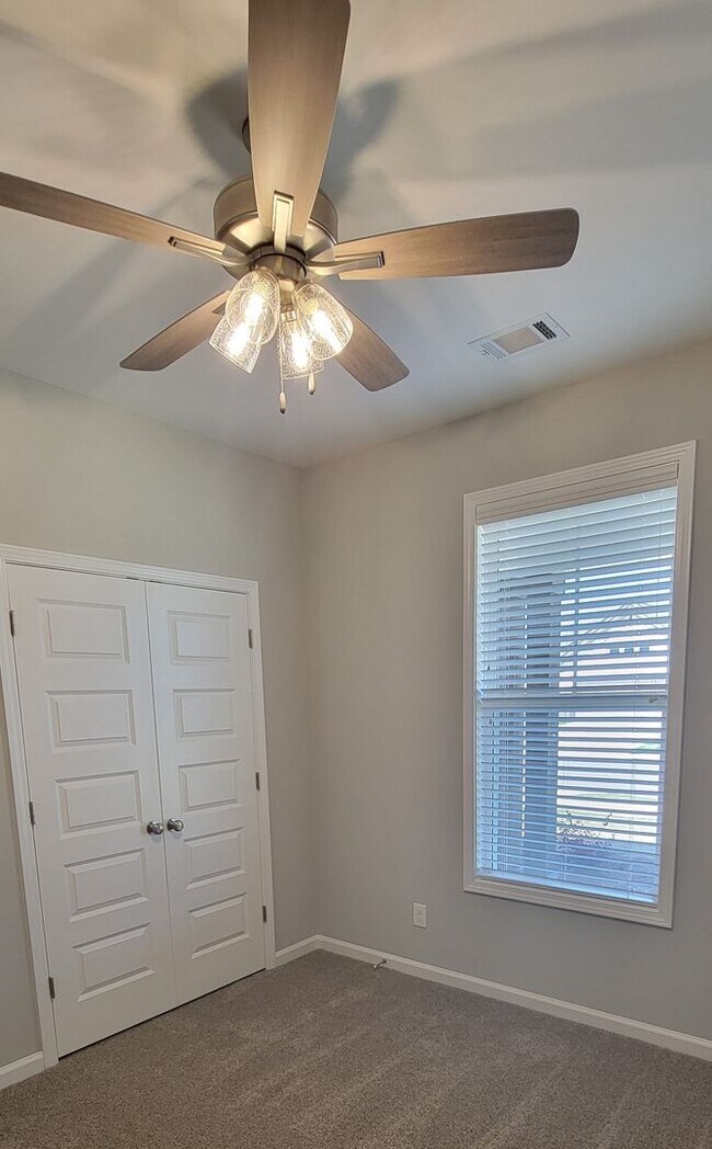 Building Photo - BEAUTIFUL HOME in the Desirable Hedgefield subdivision in Prattville.