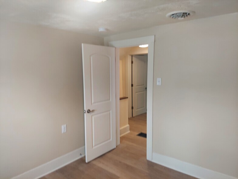 Building Photo - 806 N State St