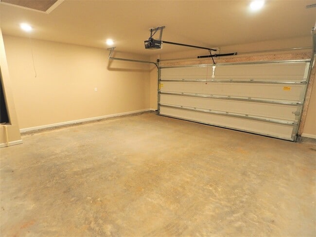 Building Photo - 4 Bedroom home with community pool!