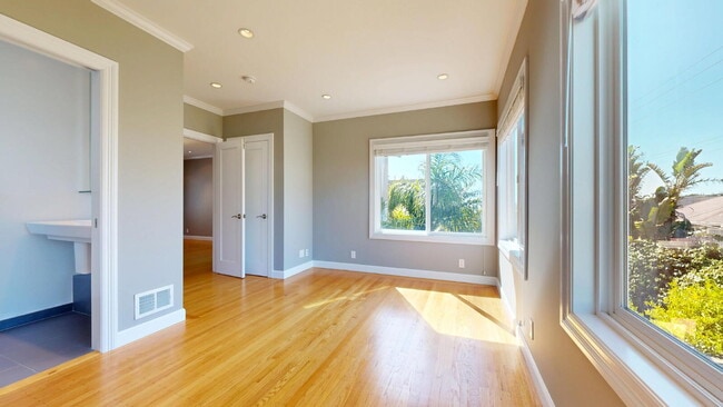 Building Photo - Charming, Renovated 3BR + Sunroom / 3.5 BA...