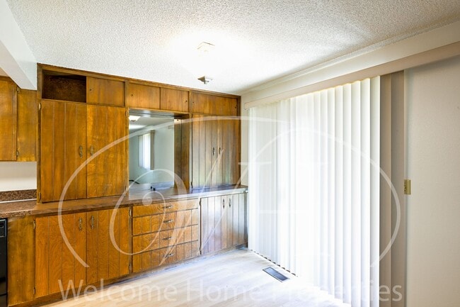 Building Photo - Great 2 Bedroom Condo with Storage and Out...