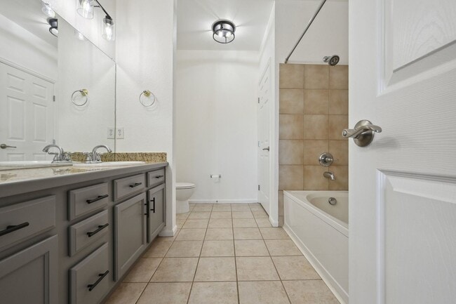 Building Photo - Updated 2 Bedroom Condo in Erie