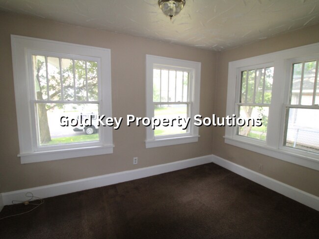 Building Photo - 3 BR 1 BA House with Enclosed Front Porch ...