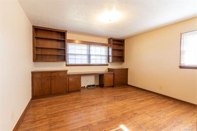 Building Photo - Southeast Springfield 3 Bedroom, 2 Bathroom