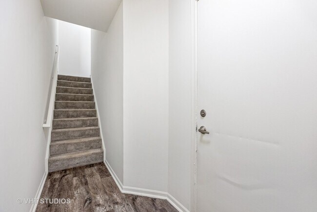 Building Photo - 431 Chopin Ct