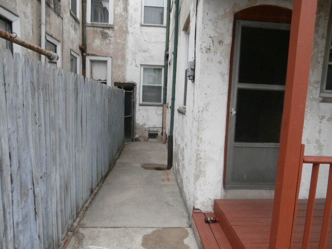 Building Photo - 2628 E Somerset St