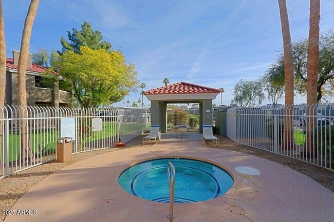 Building Photo - Charming 1 Bed 1 Bath Lower Level condo ++...