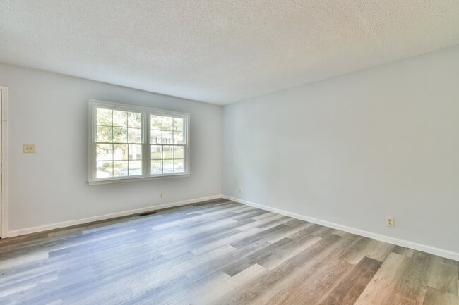 Building Photo - 42 Greenwood Cir