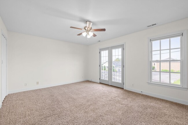 Building Photo - Pet Friendly Condo Downtown!