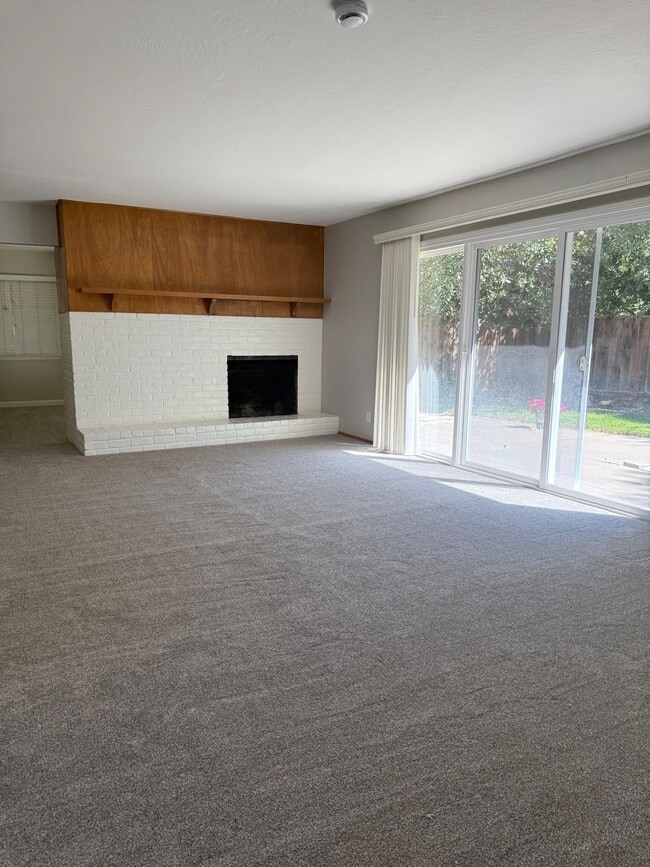 Building Photo - Spacious Waverly Park Home