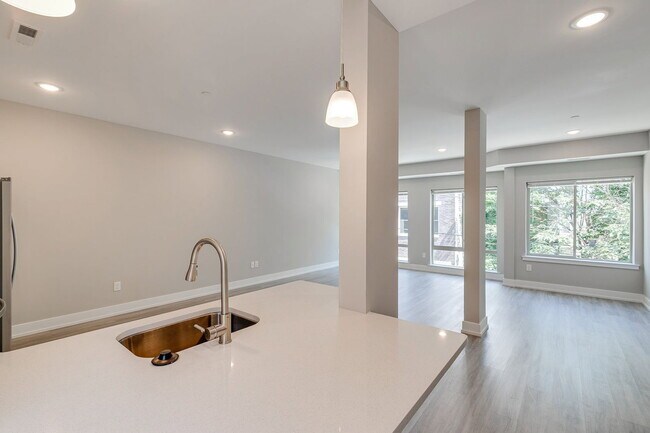 Building Photo - 2636 Annin St