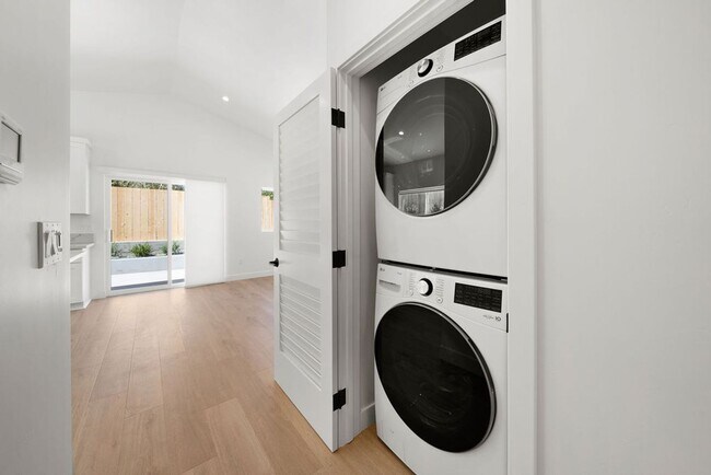 Building Photo - Ramona 319-321