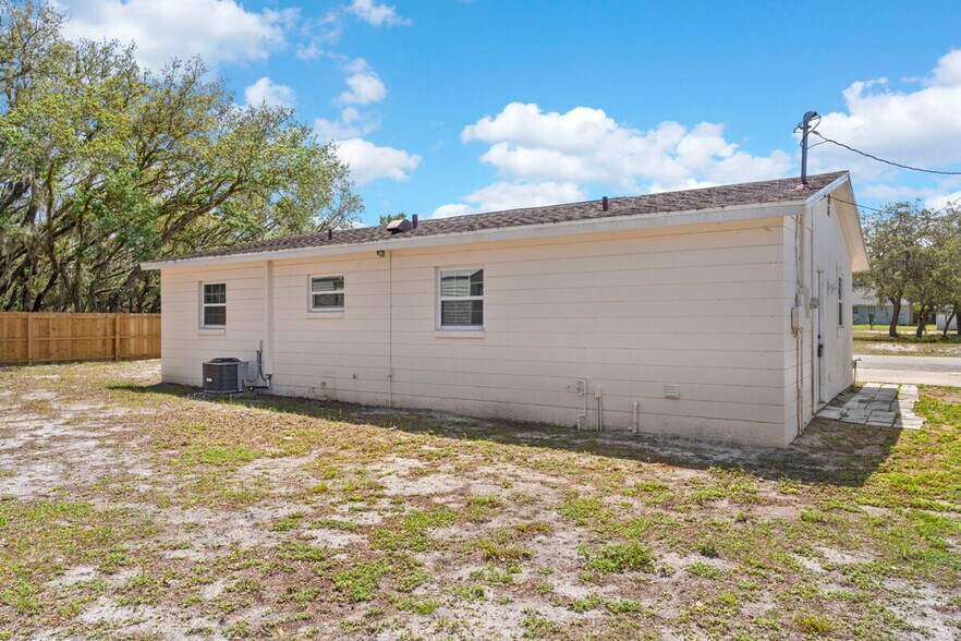 Building Photo - 2250 N Bennett Rd