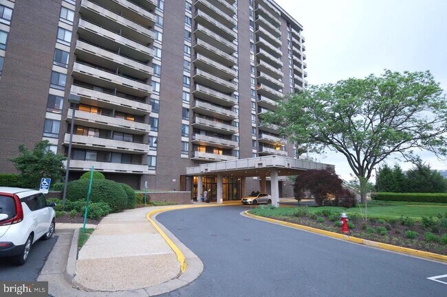 Building Photo - 1800 Old Meadow Rd