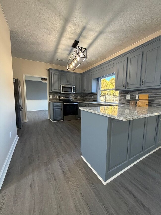 Building Photo - 4 bed | 2.5 bath | 2,630 sq ft