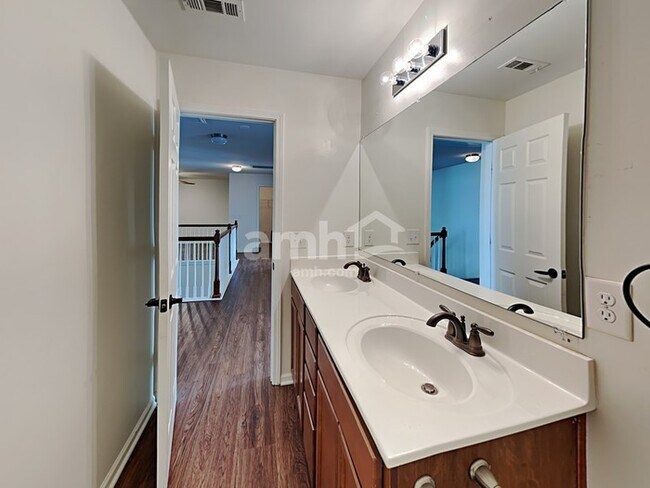 Building Photo - 657 Pemberton Dr