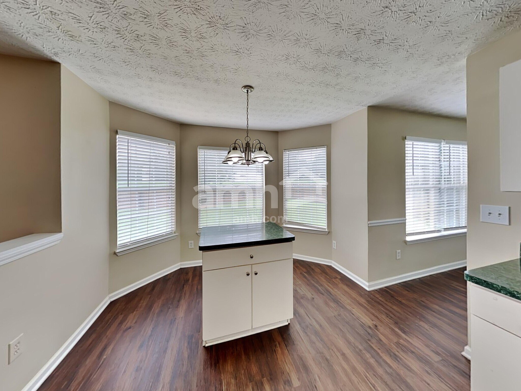 Building Photo - 602 Thrasher Ct