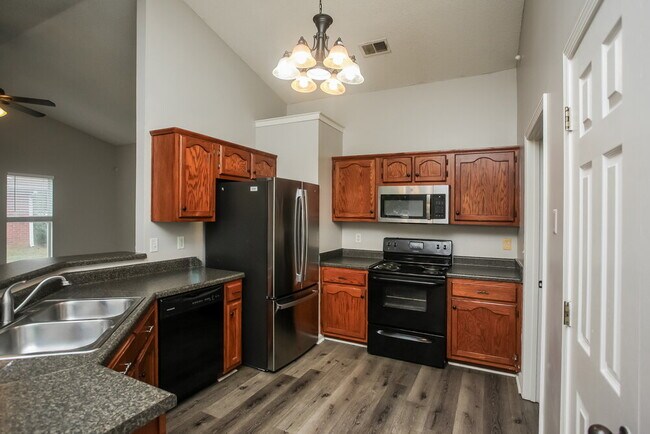 Building Photo - 7832 Sarah Ann Dr S