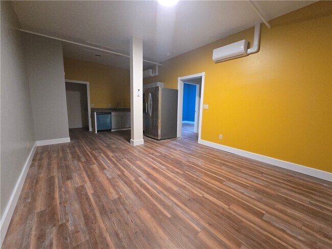 Building Photo - 27 E Main St