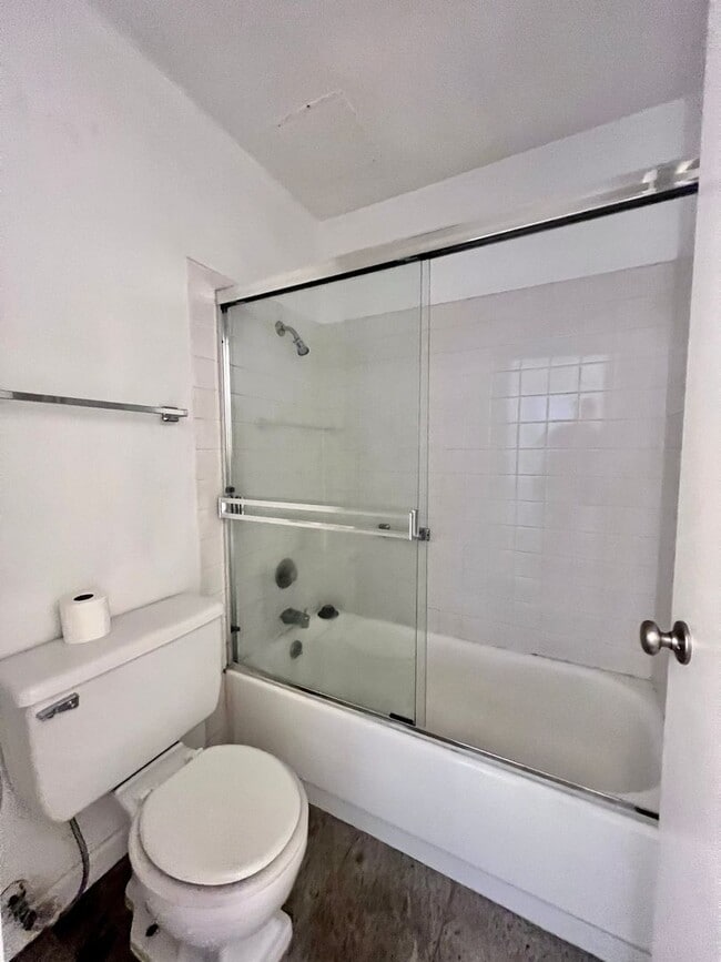 Building Photo - Bright 1/1 with an extra large patio, park...