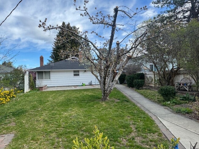 Building Photo - Spacious Home with Great Location
