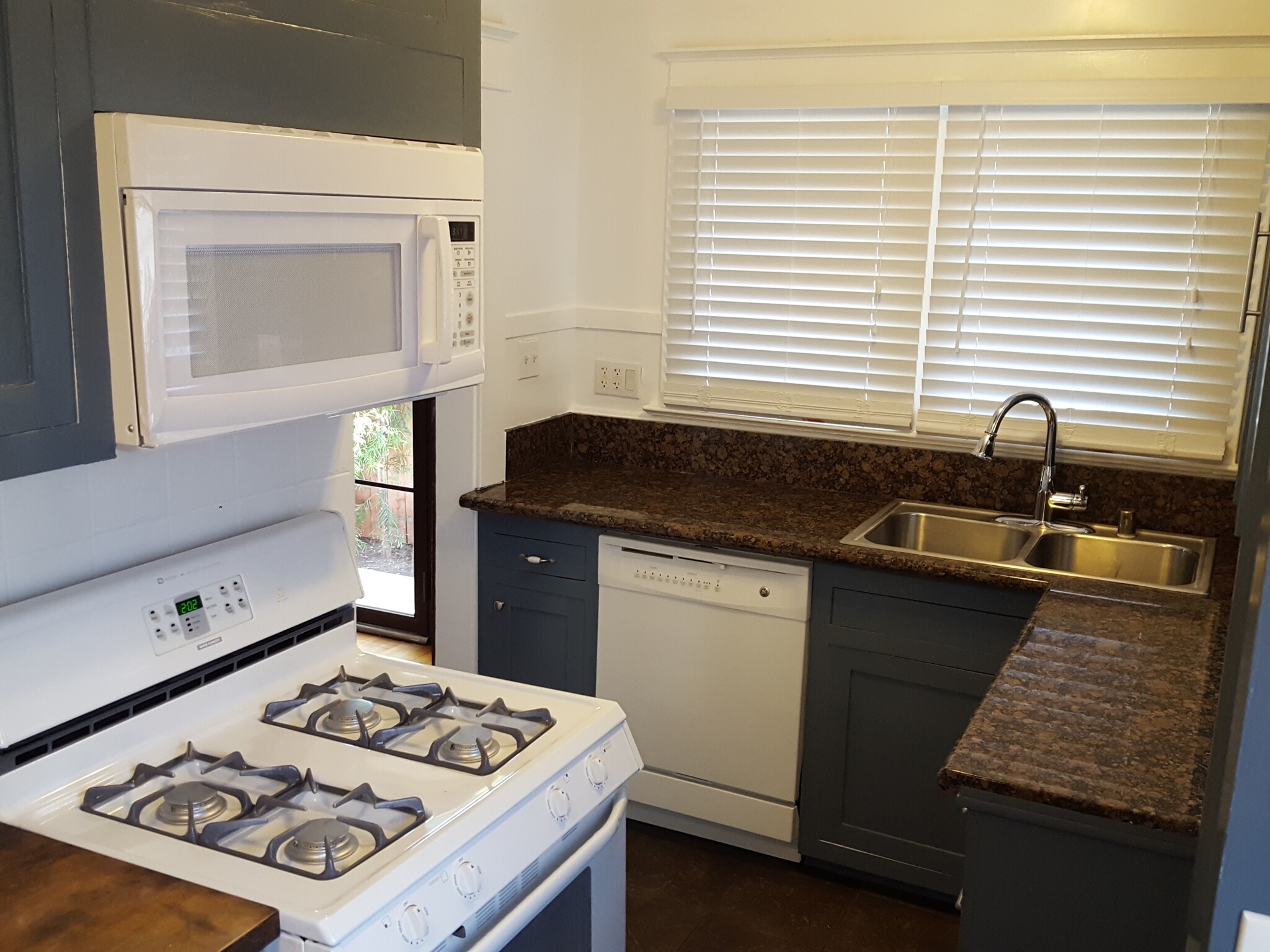 Building Photo - 495 Gaviota Ave