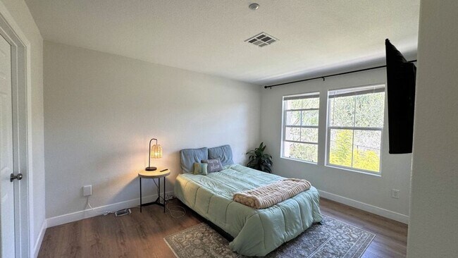Building Photo - Beautiful Tri-Level 3BD/2BA Townhome in Greystone at Eastlake – Eastlake Chula Vista