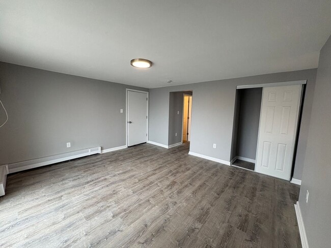 Building Photo - Completely remodeled 2 Bedroom Apartment in Bellevue with private Balcony!