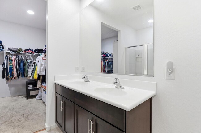 Building Photo - 6737 W Vly Vw Dr