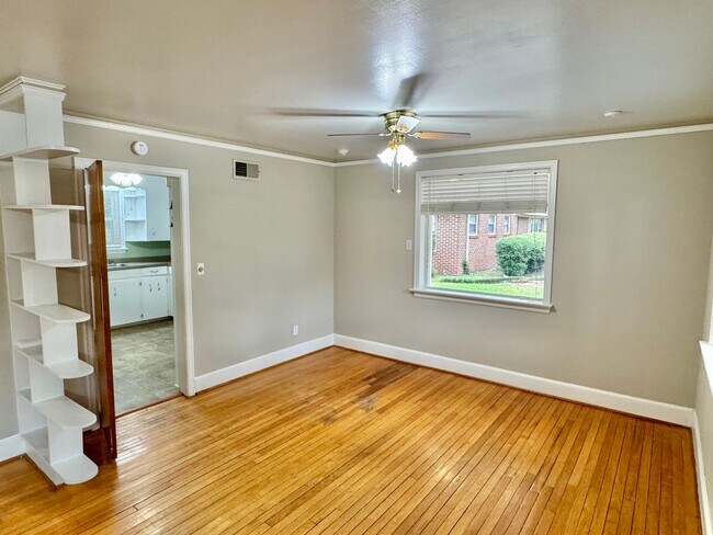 Building Photo - Charming 3 Bedroom / 1 Bath Home with Orig...
