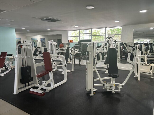 Building Photo - 400 Leslie Dr