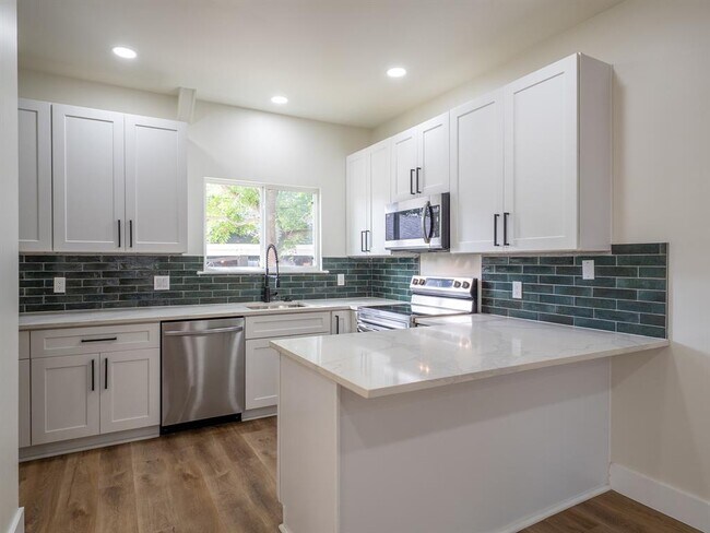 Primary Photo - 210 Mockingbird Ln W