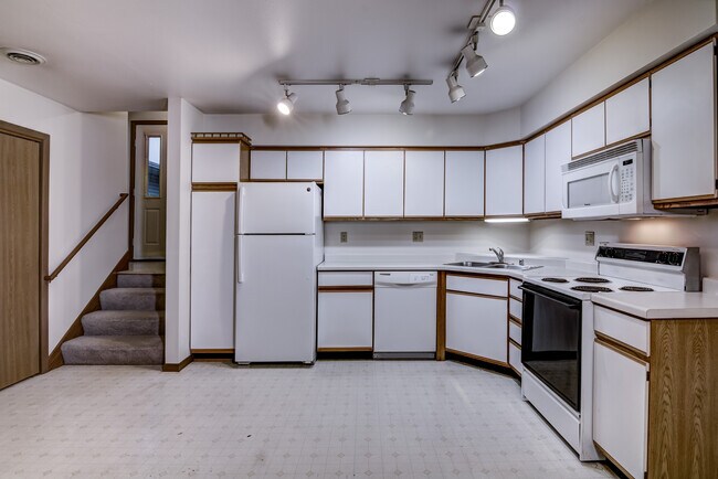 Building Photo - 1050 W Hamilton Ave