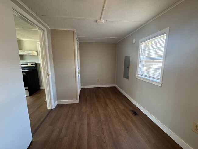 Building Photo - Newly Renovated 2 Bedroom 1-Bath in Grand ...