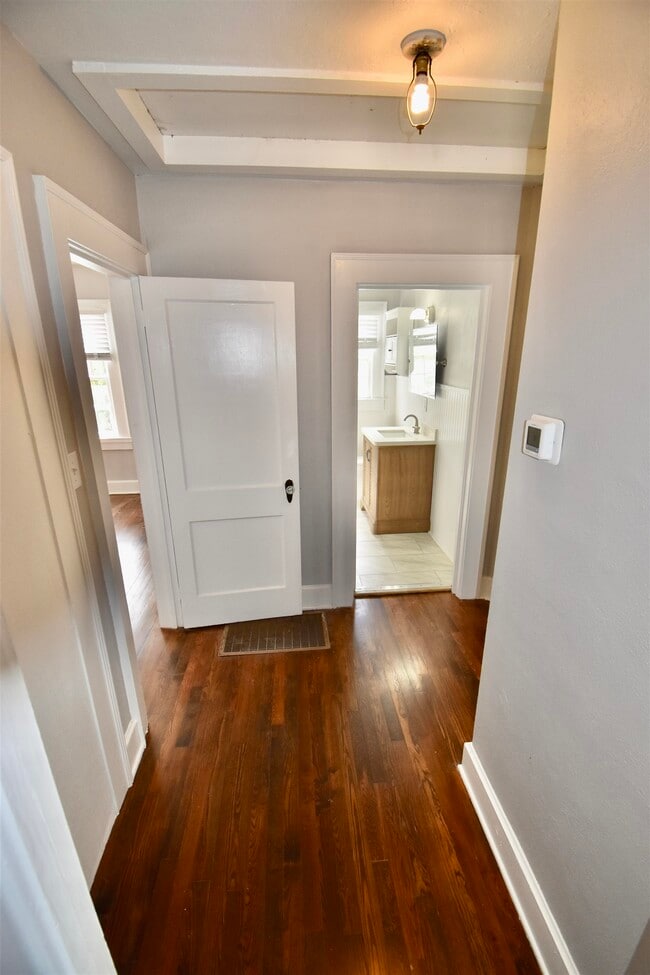 Building Photo - 522 Talaflo St