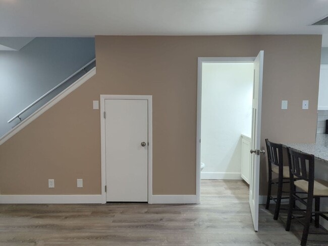Building Photo - Beautifully Updated 2 Bed Townhome with Pool Access
