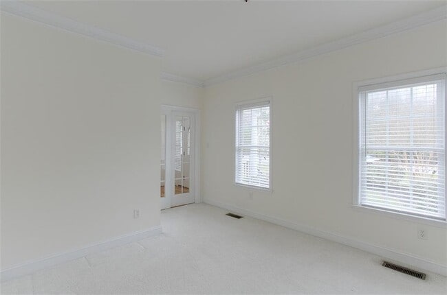 Building Photo - 613 Greyshire Dr
