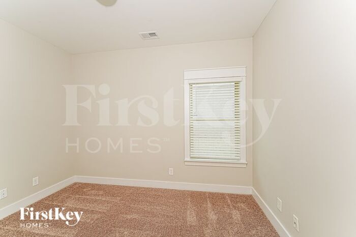 Building Photo - 1360 Woodridge Pl