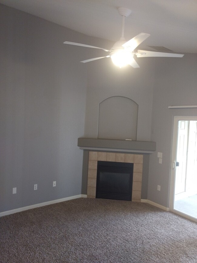 Building Photo - Inviting 2 Bedroom 2 Bath Top Floor Condo - Available August 10!