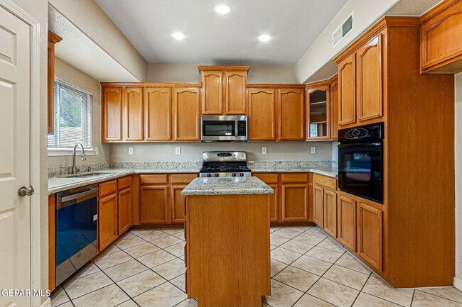 Building Photo - 951 Via Descanso Dr