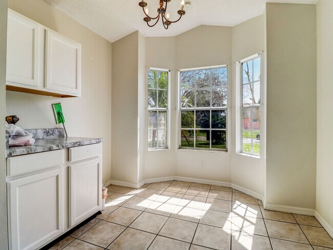 Building Photo - Beautiful 3-bedroom 2-bathroom house in th...