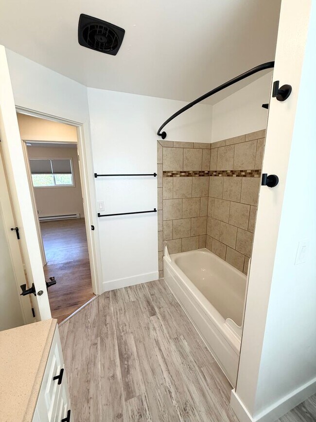 Building Photo - Charming 2 Bedroom Unit in NE Portland Water/ Sewar & Garbage PAID FOR!!!