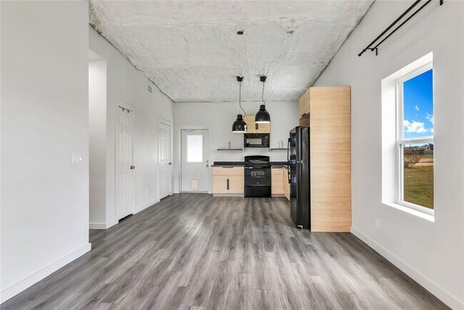 Building Photo - 1310 FM 487
